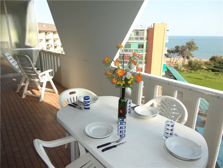 Venkovní posezení v areálu Residence Marco Polo | Caorle - Porto Santa Margherita / Residence Marco Polo
