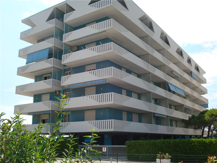 Pohled na budovu Residence Marco Polo | Caorle - Porto Santa Margherita / Residence Marco Polo