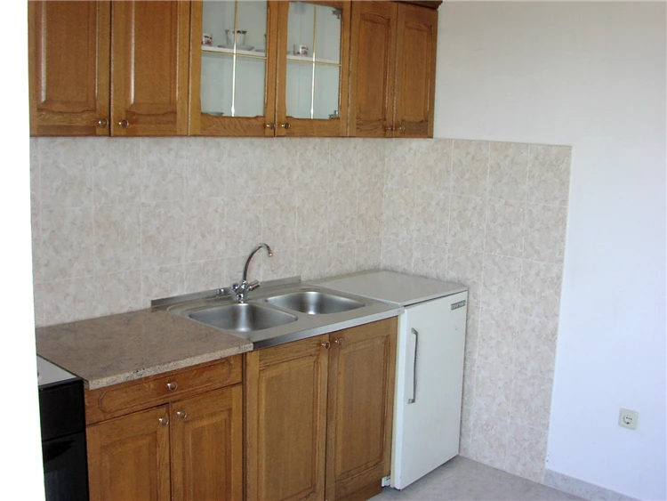 Bílá fasáda budovy apartmánového domu Huljev v Prim?štenu | Primošten / Apartmánový dům Huljev