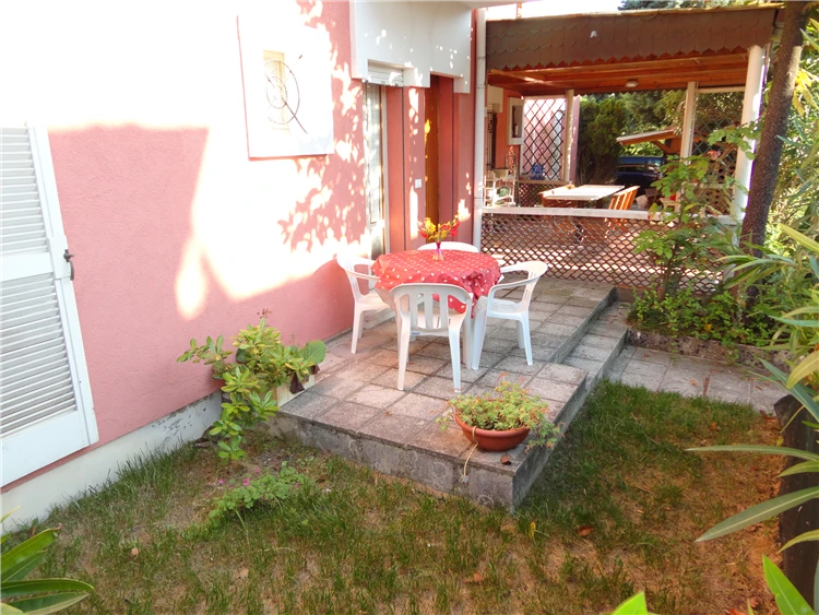 Residence Pleiadi – exteriér budov obklopený zelení | Caorle - Porto Santa Margherita / Residence Pleiadi