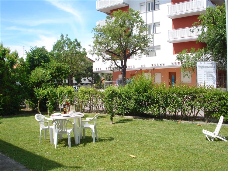 Residence Pleiadi – odpočinková zóna u bazénu | Caorle - Porto Santa Margherita / Residence Pleiadi