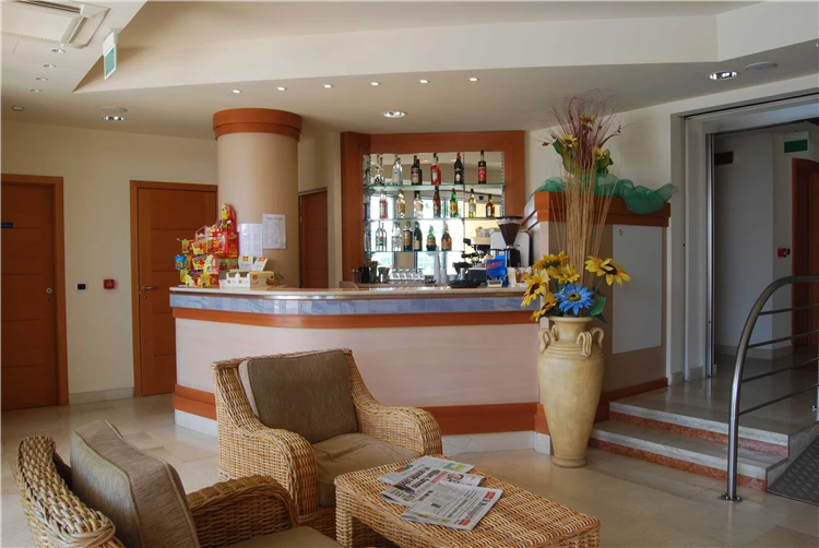 Bar v rezidenci Mare Blu s nápoji a barovým pultem | Villa Rosa / Residence Mare Blu