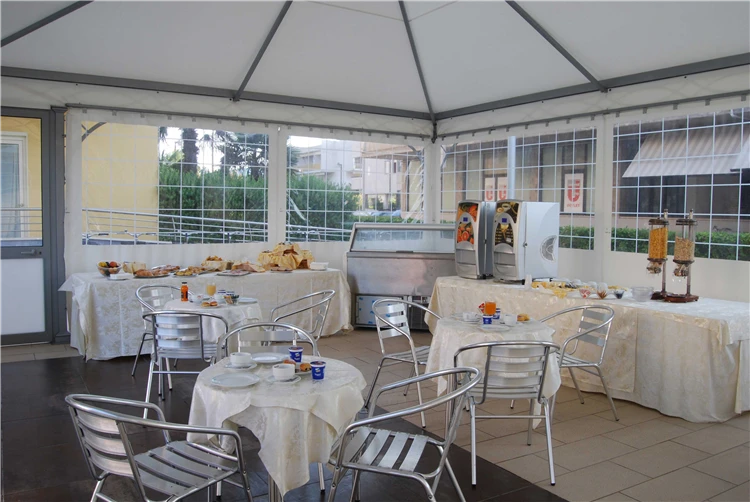 Snídaně v rezidenci Mare Blu – buffet s čerstvými pokrmy | Villa Rosa / Residence Mare Blu