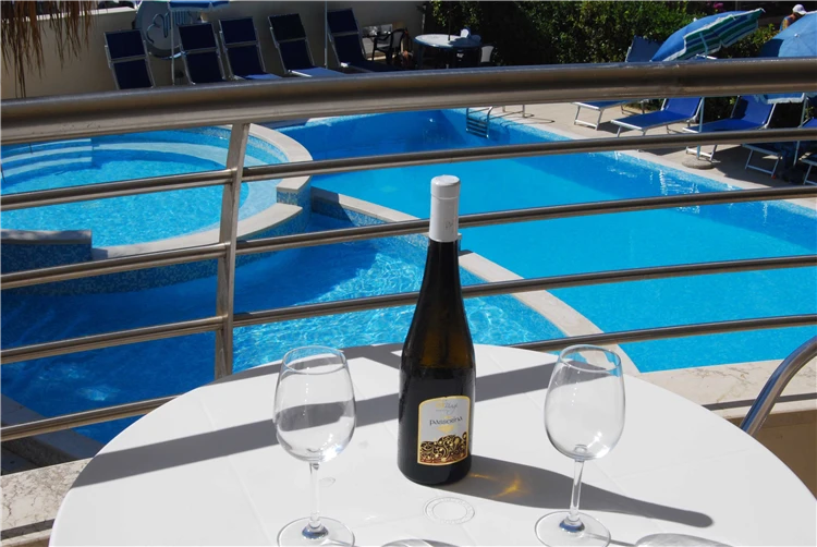 Venkovní bazén rezidence Mare Blu ve dne | Villa Rosa / Residence Mare Blu