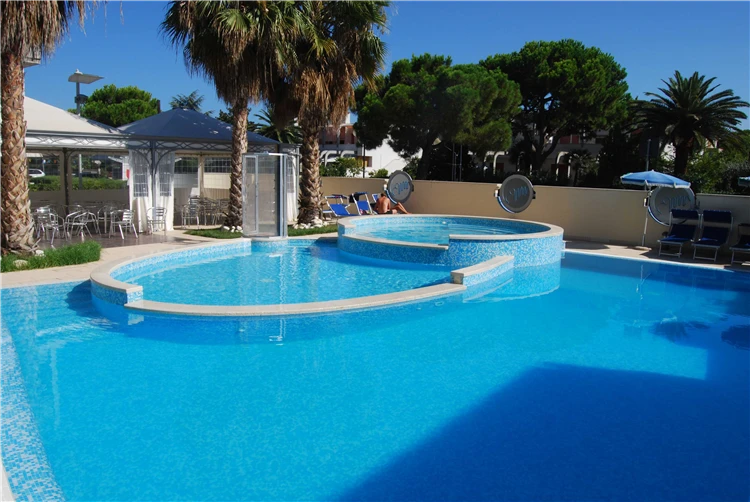 Bazén s lehátky v rezidenci Mare Blu | Villa Rosa / Residence Mare Blu