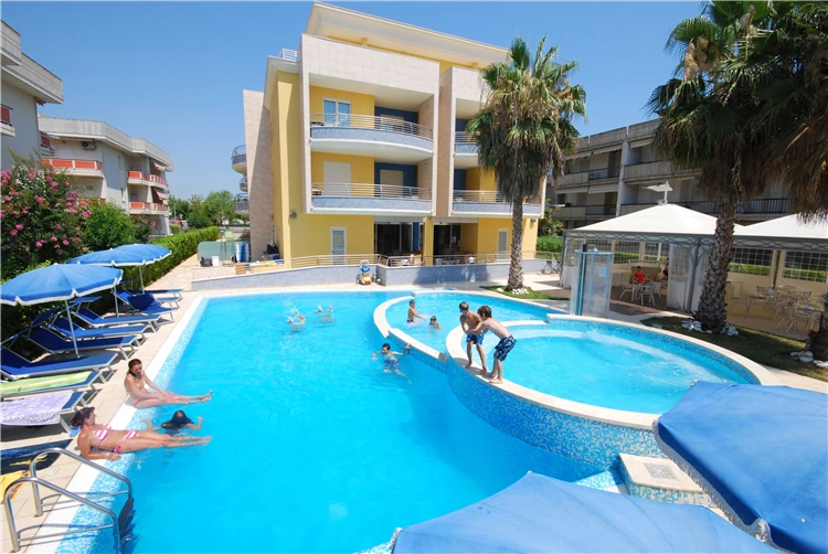 Plavecký bazén rezidence Mare Blu s okolní terasou | Villa Rosa / Residence Mare Blu