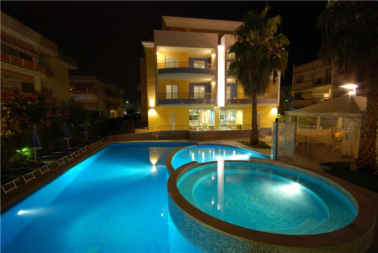 Noční osvětlení bazénu v rezidenci Mare Blu | Villa Rosa / Residence Mare Blu