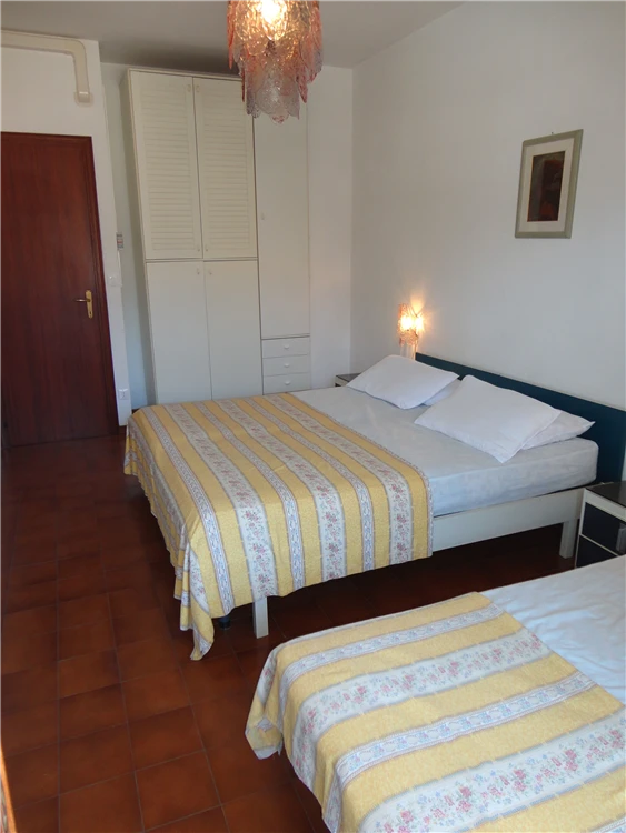 Soggiorno Adriatico – světlý pokoj s nábytkem v apartmánu | Caorle - Porto Santa Margherita / Residence Soggiorno Adriatico