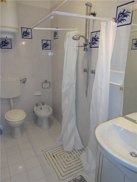 Soggiorno Adriatico – pokoj s lůžky a úložným prostorem | Caorle - Porto Santa Margherita / Residence Soggiorno Adriatico