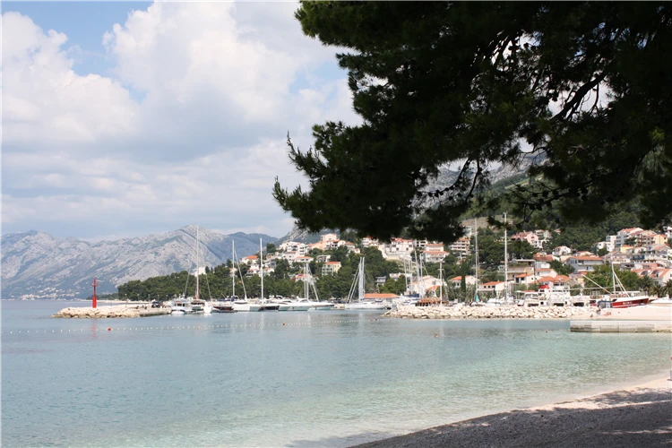 Baška Voda – pohled na přímořské letovisko a moře | Baška Voda / Apartmánový dům Cvitanović