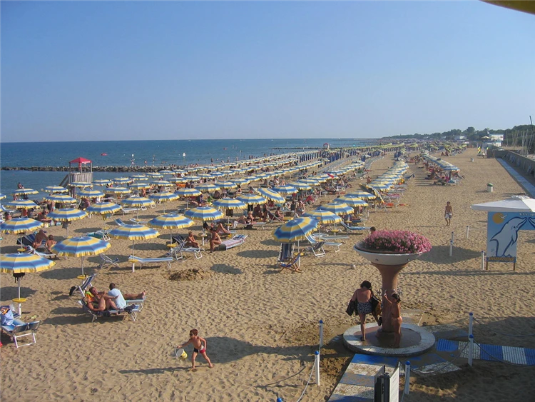 Exteriér vily Sayonara v Lignanu – pohled na budovu obklopenou zelení | Lignano / Villa Sayonara