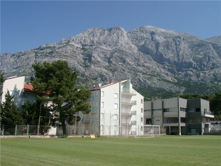 Apartmánový dům Nikolina (Ruža) – celkový pohled na objekt | Baška Voda / Apartmánový dům Nikolina/Růža