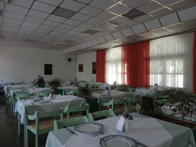 Restaurace Kaštelet v Tučepi – venkovní posezení | Tučepi / Apartmánový dům Ljubomira
