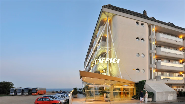 Pohled na budovu hotelu Caprici Beach & SPA | Santa Susanna / Hotel Caprici Beach & SPA