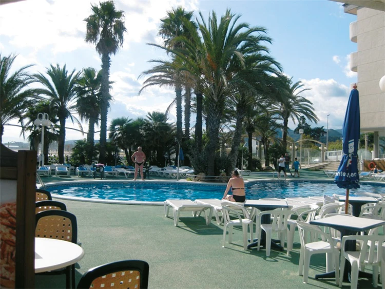 Relaxační zóna u bazénu hotelu Caprici Beach & SPA | Santa Susanna / Hotel Caprici Beach & SPA