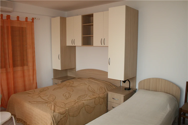 Apartmánový dům Biokovo – pohled na budovu z exteriéru | Tučepi / Apartmánový dům Biokovo