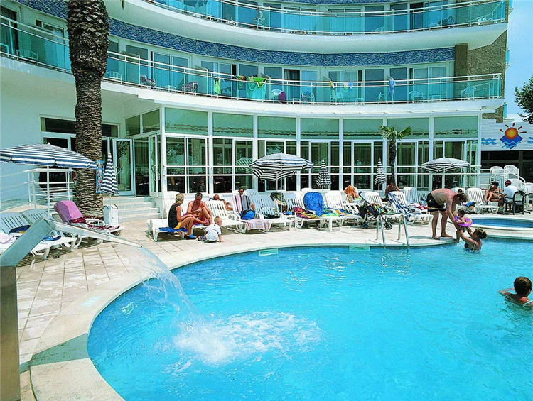 Bazén hotelu GHT Marítim za slunečného dne | Calella / Hotel GHT Marítim