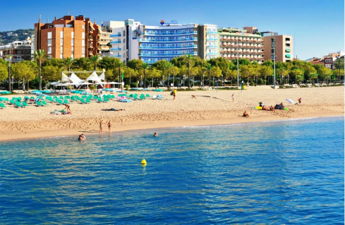 Pohled na hotel GHT Marítim od moře | Calella / Hotel GHT Marítim