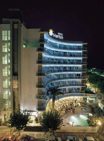Hotel GHT Marítim osvětlený v noci | Calella / Hotel GHT Marítim