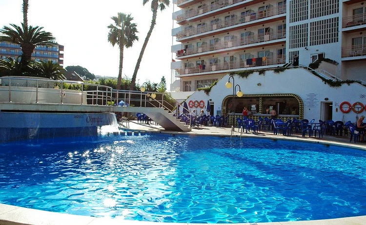 Bazén s lehátky v hotelu HTop Olympic | Calella / Hotel HTop Olympic