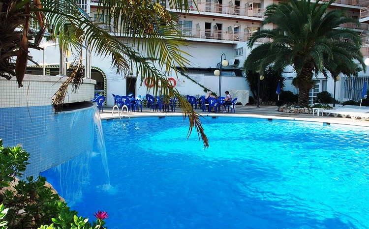 Areál bazénu hotelu HTop Olympic v Calelle | Calella / Hotel HTop Olympic
