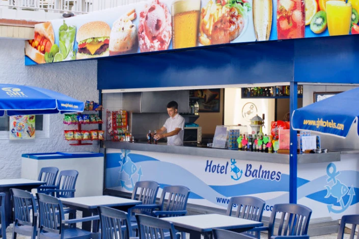 Snack bar hotelu GHT Balmes s občerstvením | Calella / Hotel GHT Balmes
