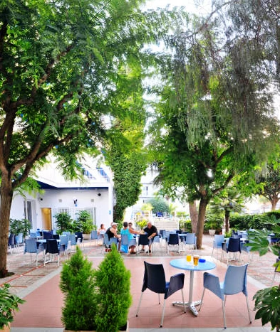 Venkovní posezení v hotelu GHT Balmes | Calella / Hotel GHT Balmes