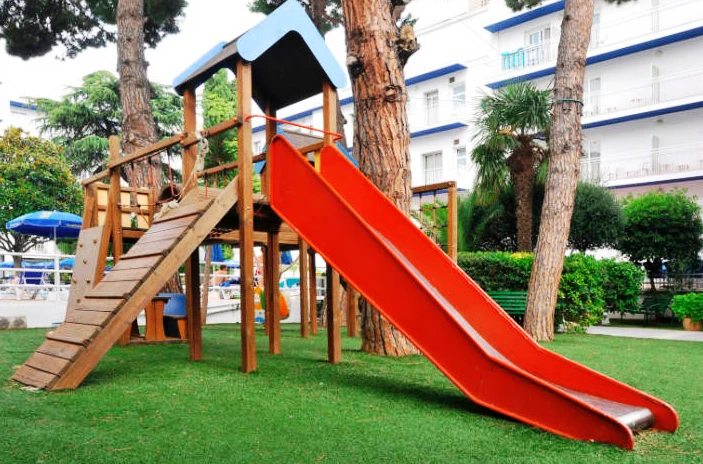 Dětské hřiště v zahradě hotelu GHT Balmes | Calella / Hotel GHT Balmes
