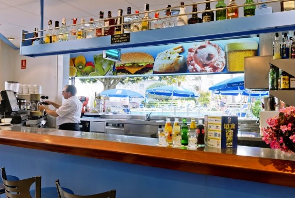 Bar hotelu GHT Balmes s nápojovým pultem | Calella / Hotel GHT Balmes