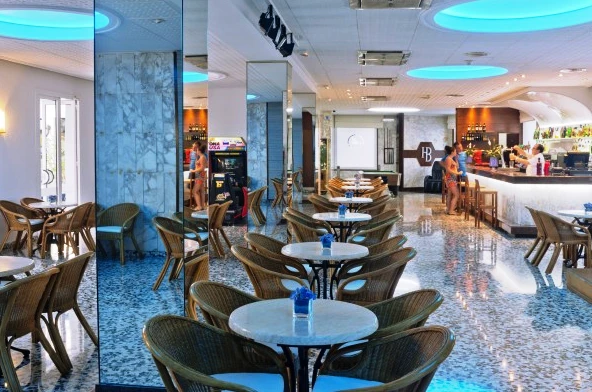 Interiér baru hotelu GHT Balmes | Calella / Hotel GHT Balmes