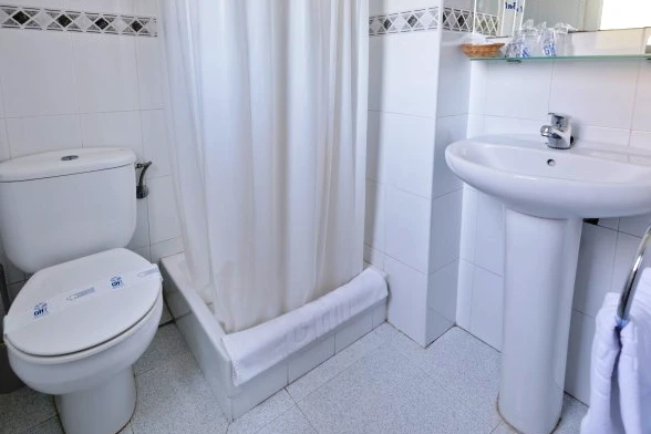 Koupelna v pokoji hotelu GHT Balmes | Calella / Hotel GHT Balmes