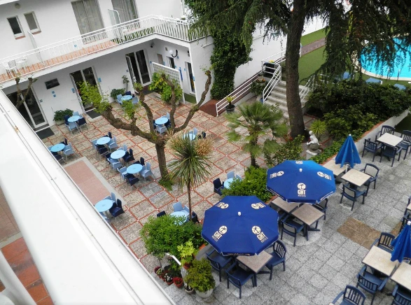 Venkovní terasa hotelu GHT Balmes v Calelle | Calella / Hotel GHT Balmes