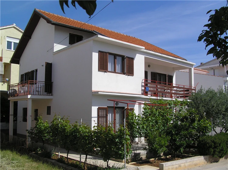 Apartmánový dům Zdravko ve Vodicích – pohled zvenčí | Vodice / Apartmánový dům Zdravko