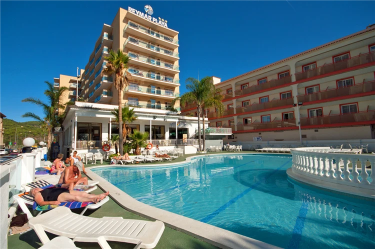 Hosté u bazénu hotelu Reymar Playa | Malgrat de Mar / Hotel Reymar Playa