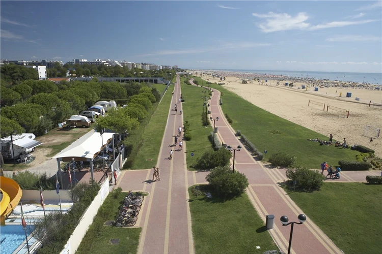 Residence Tiziano Bibione – pohled na exteriér budovy | Bibione / Residence Tiziano