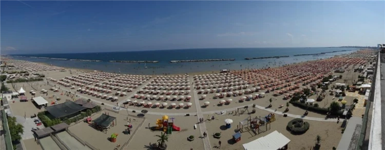 Hotel Blumen Rimini – bazén nebo relaxační zóna | Rimini / Hotel Blumen