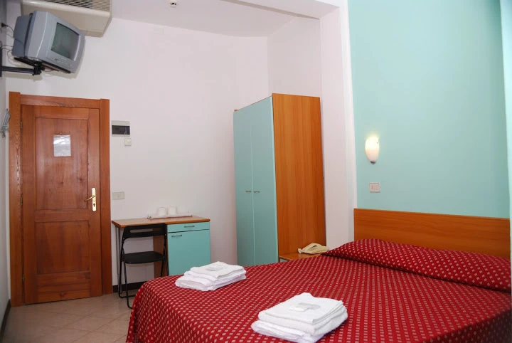 Hotel Blumen Rimini – interiér hotelového pokoje s nábytkem | Rimini / Hotel Blumen