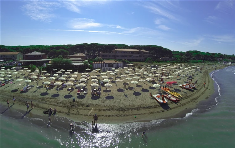 Argentario Village – bazén s hosty za slunečného dne | Albinia / Argentario Camping Village
