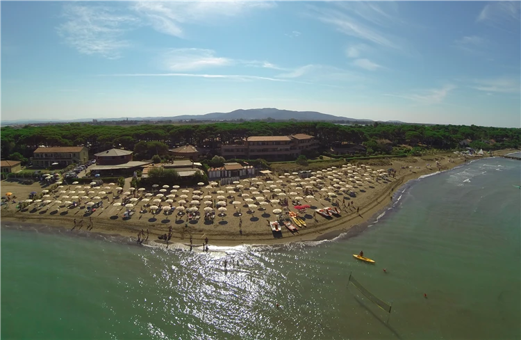 Argentario Village – relaxace u bazénu s lehátky | Albinia / Argentario Camping Village