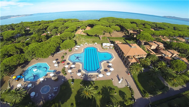 Argentario Village – cestičky mezi chatkami v kempu Argentario | Albinia / Argentario Camping Village