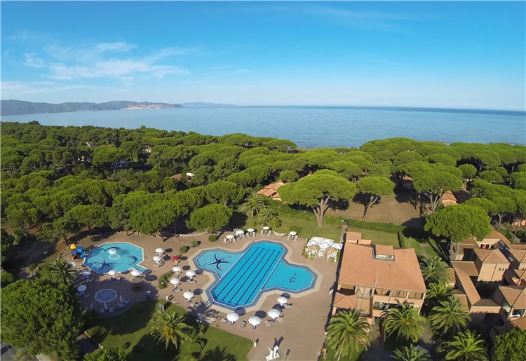 Argentario Village – relaxační zóna pod stromy v kempu | Albinia / Argentario Camping Village