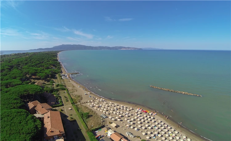 Argentario Village – písečná pláž s lehátky u Tyrhénského moře | Albinia / Argentario Camping Village