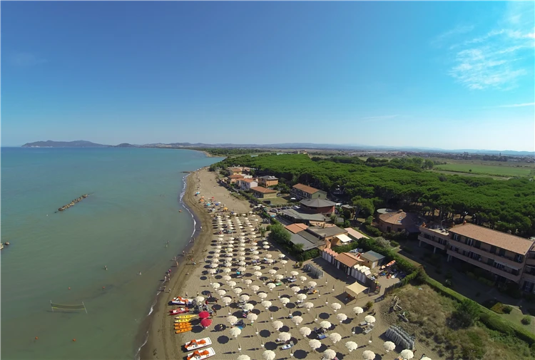 Argentario Village – večerní atmosféra na pláži v Albinii | Albinia / Argentario Camping Village