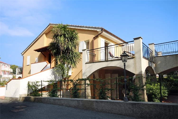 Pohled na rezidenci La Meridiana a okolí | San Bartolomeo al Mare / Residence La Meridiana