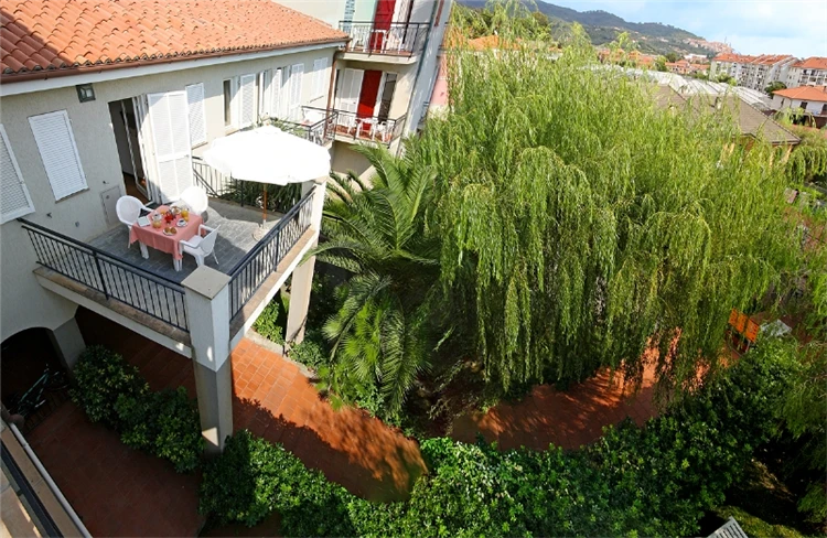 Venkovní terasa rezidence La Meridiana s posezením | San Bartolomeo al Mare / Residence La Meridiana