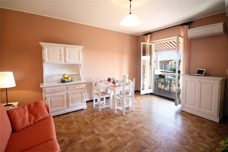 Výhled z rezidence La Meridiana na italskou riviéru | San Bartolomeo al Mare / Residence La Meridiana