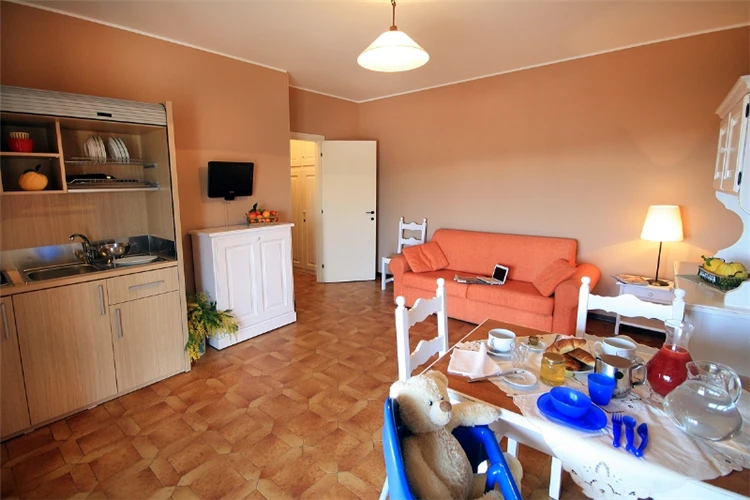 Bazén s lehátky u rezidence La Meridiana | San Bartolomeo al Mare / Residence La Meridiana