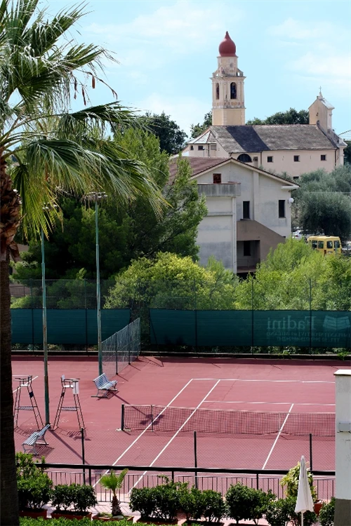 Pohled na bazén a zahradu rezidence La Meridiana | San Bartolomeo al Mare / Residence La Meridiana