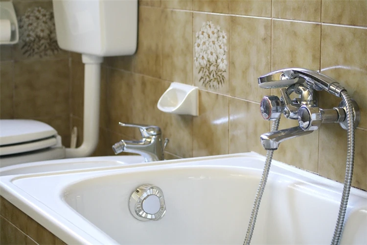 Jídelní stůl v apartmánu rezidence La Meridiana | San Bartolomeo al Mare / Residence La Meridiana