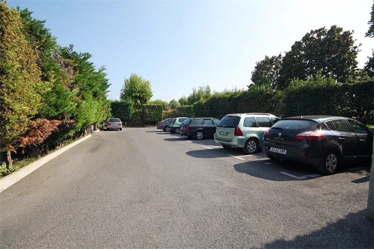 Parkoviště a vjezd do rezidence La Meridiana | San Bartolomeo al Mare / Residence La Meridiana
